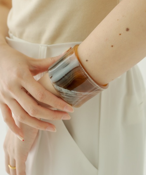 mystic（ミスティック）の「[eau un bijou] marble bangle（バングル/リストバンド・レディース・ブラウン/ベージュ・ONE SIZE）」の2枚目の写真
