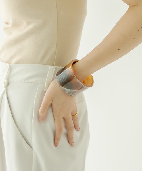 mystic（ミスティック）の「[eau un bijou] marble bangle（バングル/リストバンド・レディース・ブラウン/ベージュ・ONE SIZE）」の3枚目の写真