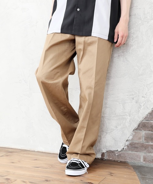 TopIsm（トップイズム）の「コットンツイル センタープレス ワイドチノパンツ/カラーパンツ（チノパンツ・メンズ・チャコールグレー/ブラック/ベージュ/オフホワイト/ピンク/オレンジ/ブルー/グリーン/マスタード/ワイン・LL/M/L）」の5枚目の写真