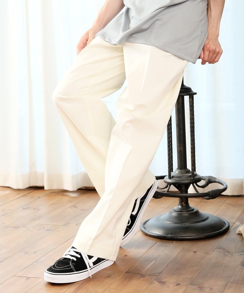 TopIsm（トップイズム）の「コットンツイル センタープレス ワイドチノパンツ/カラーパンツ（チノパンツ・メンズ・チャコールグレー/ブラック/ベージュ/オフホワイト/ピンク/オレンジ/ブルー/グリーン/マスタード/ワイン・LL/M/L）」の2枚目の写真