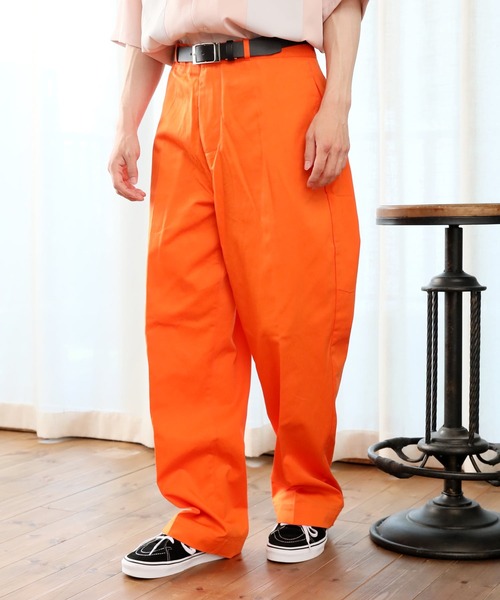 TopIsm（トップイズム）の「コットンツイル センタープレス ワイドチノパンツ/カラーパンツ（チノパンツ・メンズ・チャコールグレー/ブラック/ベージュ/オフホワイト/ピンク/オレンジ/ブルー/グリーン/マスタード/ワイン・LL/M/L）」の10枚目の写真