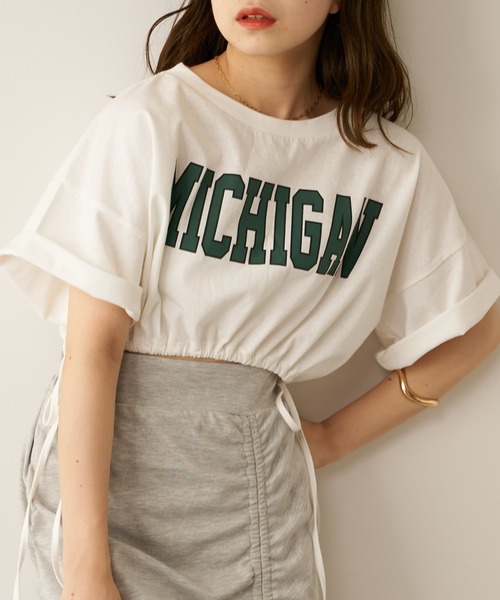 Chico(チコ)の「カレッジロゴクロップドサイドリボンTシャツ(Tシャツ/カットソー・レディース・ホワイト/ブラック/ベージュ/グリーン・FREE)」の1枚目の写真