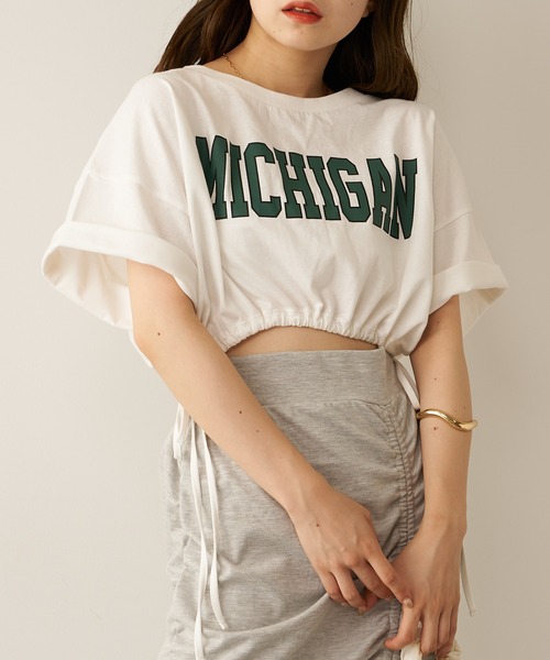 Chico(チコ)の「カレッジロゴクロップドサイドリボンTシャツ(Tシャツ/カットソー・レディース・ホワイト/ブラック/ベージュ/グリーン・FREE)」の5枚目の写真