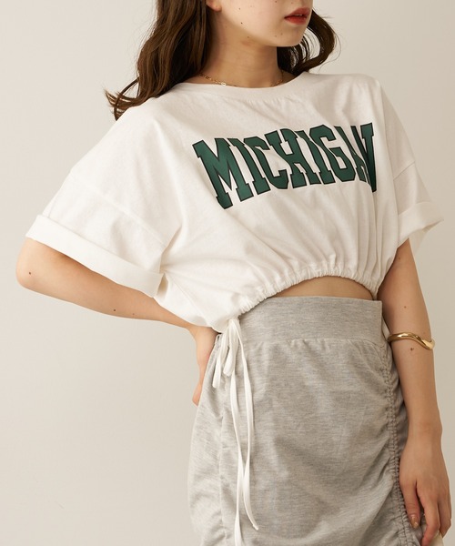 Chico(チコ)の「カレッジロゴクロップドサイドリボンTシャツ(Tシャツ/カットソー・レディース・ホワイト/ブラック/ベージュ/グリーン・FREE)」の6枚目の写真