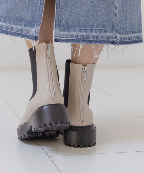 BAYFLOW（ベイフロー）の「バッグZIPサイドゴアブーツ（ブーツ・レディース・ブラック/アイボリー・SMALL/MEDIUM/LARGE）」の4枚目の写真