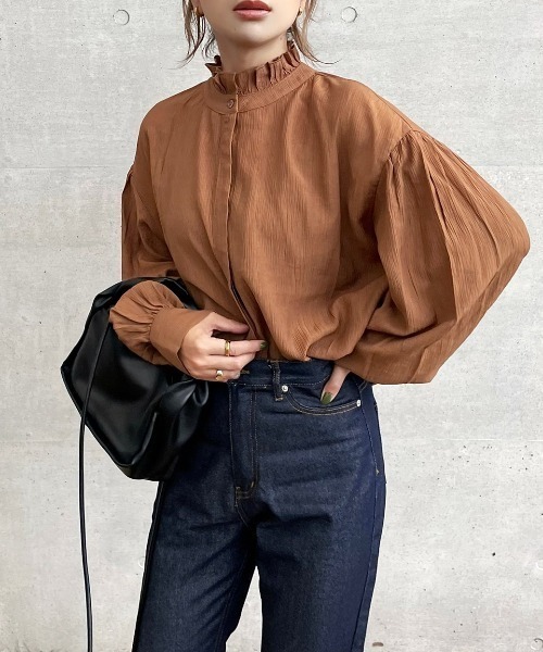 INTER FACTORY(インターファクトリー)の「kally - フリルカラーボリュームブラウス made in INTER FACTORY(シャツ/ブラウス・レディース・カーキ/ブラック/ブラウン/ベージュ・FREE)」の3枚目の写真