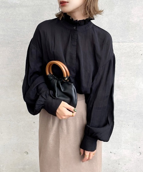INTER FACTORY(インターファクトリー)の「kally - フリルカラーボリュームブラウス made in INTER FACTORY(シャツ/ブラウス・レディース・カーキ/ブラック/ブラウン/ベージュ・FREE)」の2枚目の写真
