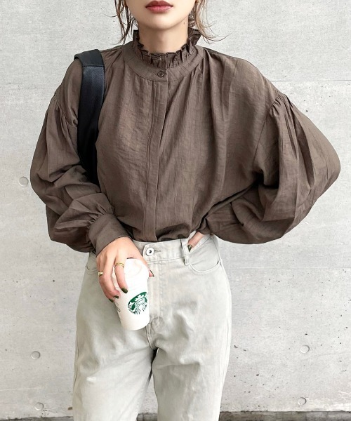 INTER FACTORY(インターファクトリー)の「kally - フリルカラーボリュームブラウス made in INTER FACTORY(シャツ/ブラウス・レディース・カーキ/ブラック/ブラウン/ベージュ・FREE)」の14枚目の写真