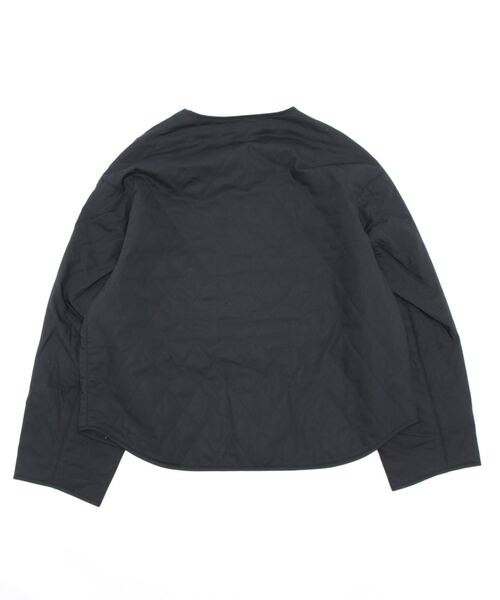 ORCIVAL（オーシバル）の「INSULATION QUILT SHORT BLOUSON（ノーカラージャケット・レディース・チャコール/ダークネイビー・1/2）」の3枚目の写真