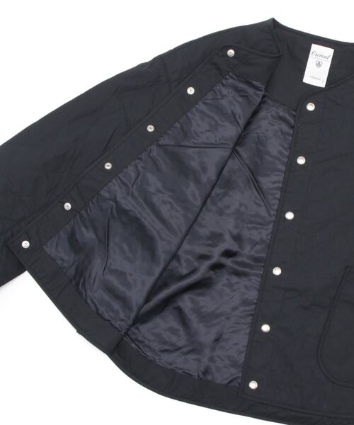 ORCIVAL（オーシバル）の「INSULATION QUILT SHORT BLOUSON（ノーカラージャケット・レディース・チャコール/ダークネイビー・1/2）」の4枚目の写真