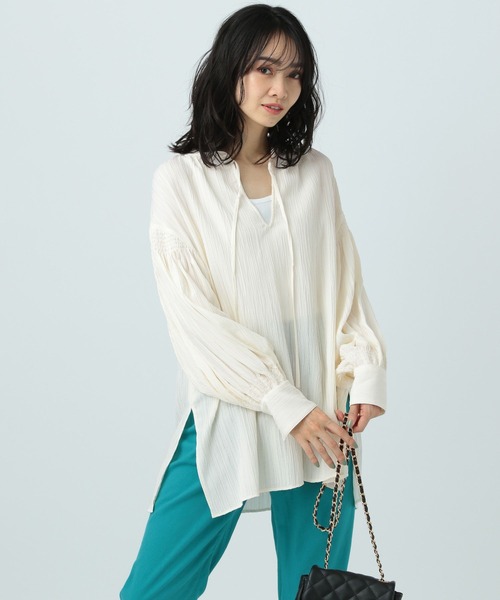 BAYFLOW(ベイフロー)の「シャーリング楊柳ブラウス(シャツ/ブラウス・レディース・ブルー/オフホワイト/チャコール・FREE)」の5枚目の写真