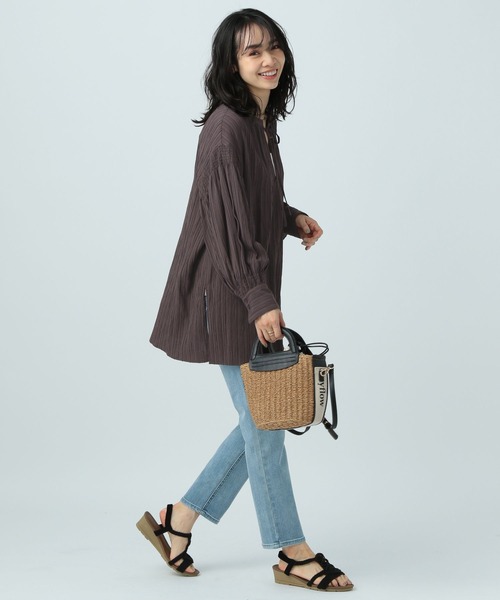 BAYFLOW(ベイフロー)の「シャーリング楊柳ブラウス(シャツ/ブラウス・レディース・ブルー/オフホワイト/チャコール・FREE)」の7枚目の写真