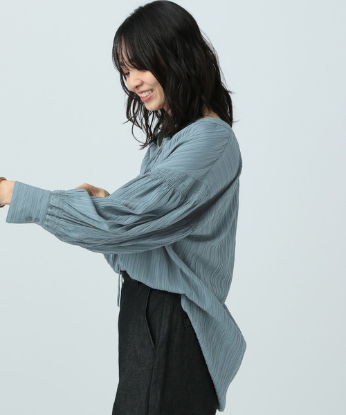BAYFLOW(ベイフロー)の「シャーリング楊柳ブラウス(シャツ/ブラウス・レディース・ブルー/オフホワイト/チャコール・FREE)」の12枚目の写真
