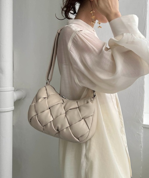 CAPRICIEUX LE'MAGE(カプリシューレマージュ)の「パフメッシュショルダーバッグ(ショルダーバッグ・レディース・ブラック/ホワイト系その他・FREE)」の2枚目の写真