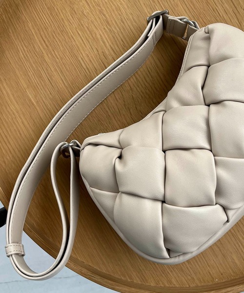 CAPRICIEUX LE'MAGE(カプリシューレマージュ)の「パフメッシュショルダーバッグ(ショルダーバッグ・レディース・ブラック/ホワイト系その他・FREE)」の4枚目の写真