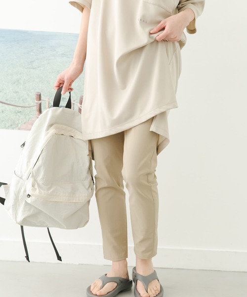 URBAN RESEARCH DOORS(アーバンリサーチドアーズ)の「add fabrics スリムイージーパンツ(その他パンツ・レディース・ベージュ/ブラック・SMALL/MEDIUM)」の4枚目の写真