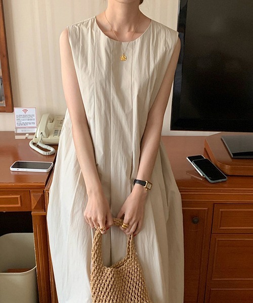 FREE STYLISTS(フリー スタイリスト)の「YUGA_YGMC ノースリーブ プリーツデザインワンピース(ワンピース・レディース・オフホワイト/ライトブルー/ブラック・FREE)」の9枚目の写真