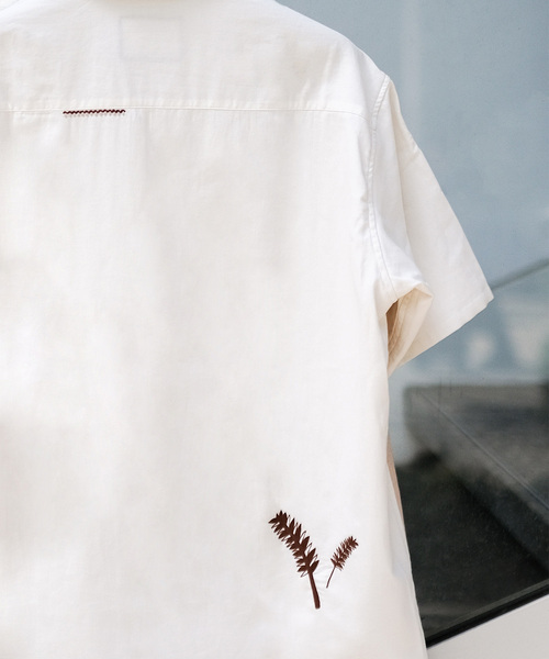 EDIFICE(エディフィス)の「【Tribu-To for LA BOUCLE】別注 ワイルドグラス シャツ(シャツ/ブラウス・メンズ・ホワイト・MEDIUM/LARGE)」の4枚目の写真