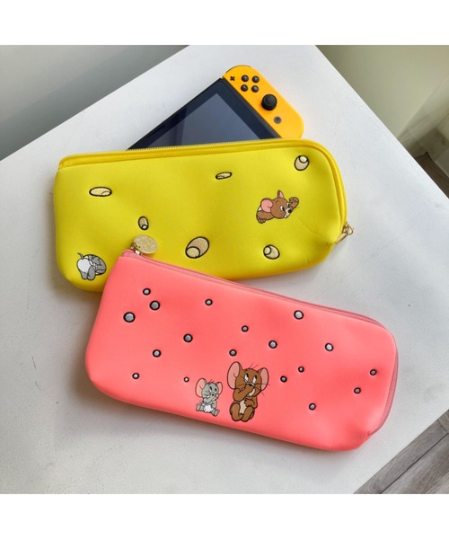Tom&Jerry(トムアンドジェリー)の「TOM and JERRY×FlapperネオプレーンSwitchケース(その他雑貨・レディース・イエロー/ピンク・FREE)」の1枚目の写真
