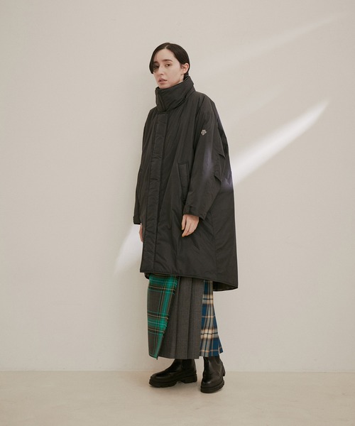 DESCENTE ALLTERRAIN（デサント　オルテライン）の「【DESCENTE ALLTERRAIN 81（デサントオルテライン）】別注撥水モンスターパーカー（その他アウター・レディース・シルバー/ブラック・FREE）」の3枚目の写真