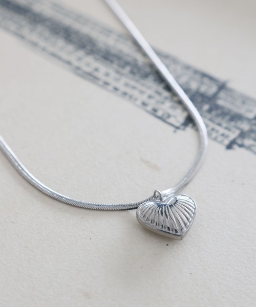 niko and...(ニコアンド)の「ステンレストップハートネックレス(ネックレス・レディース・ブラック/グレー/イエロー/レッド・0)」の1枚目の写真