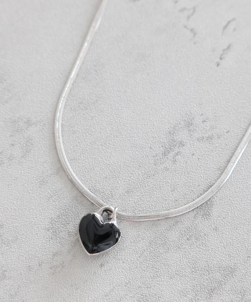 niko and...(ニコアンド)の「ステンレストップハートネックレス(ネックレス・レディース・ブラック/グレー/イエロー/レッド・0)」の2枚目の写真