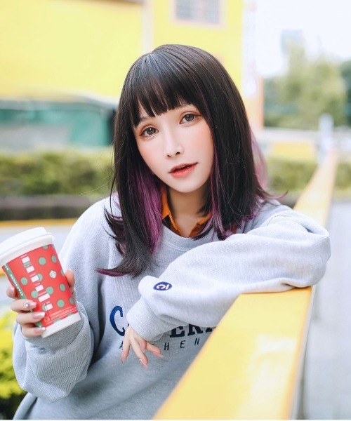 Port(ポート)の「【 フルウィッグ 】 インナーカラー ミージョ / ミディアムストレート / シースルーバング(ウィッグ・レディース・ブラック×ピンク/ブラック×ブルー/グレー×ピンク/ブラック×ゴールド/ブラック×グレー・FREE)」の4枚目の写真