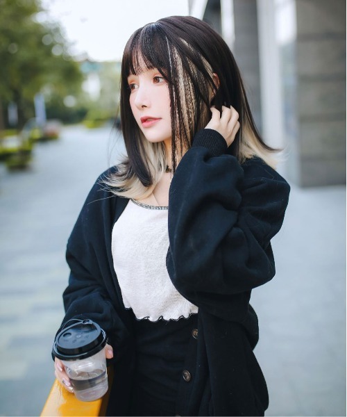 Port(ポート)の「【 フルウィッグ 】 インナーカラー ミージョ / ミディアムストレート / シースルーバング(ウィッグ・レディース・ブラック×ピンク/ブラック×ブルー/グレー×ピンク/ブラック×ゴールド/ブラック×グレー・FREE)」の14枚目の写真