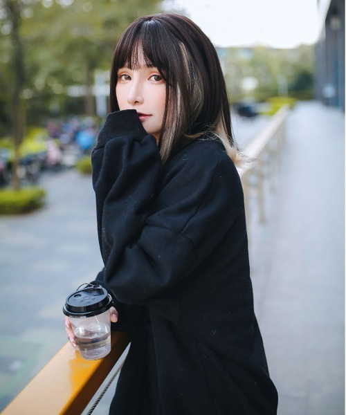 Port(ポート)の「【 フルウィッグ 】 インナーカラー ミージョ / ミディアムストレート / シースルーバング(ウィッグ・レディース・ブラック×ピンク/ブラック×ブルー/グレー×ピンク/ブラック×ゴールド/ブラック×グレー・FREE)」の15枚目の写真