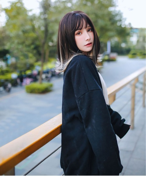 Port(ポート)の「【 フルウィッグ 】 インナーカラー ミージョ / ミディアムストレート / シースルーバング(ウィッグ・レディース・ブラック×ピンク/ブラック×ブルー/グレー×ピンク/ブラック×ゴールド/ブラック×グレー・FREE)」の16枚目の写真