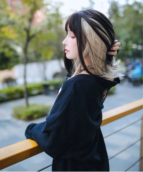 Port(ポート)の「【 フルウィッグ 】 インナーカラー ミージョ / ミディアムストレート / シースルーバング(ウィッグ・レディース・ブラック×ピンク/ブラック×ブルー/グレー×ピンク/ブラック×ゴールド/ブラック×グレー・FREE)」の17枚目の写真