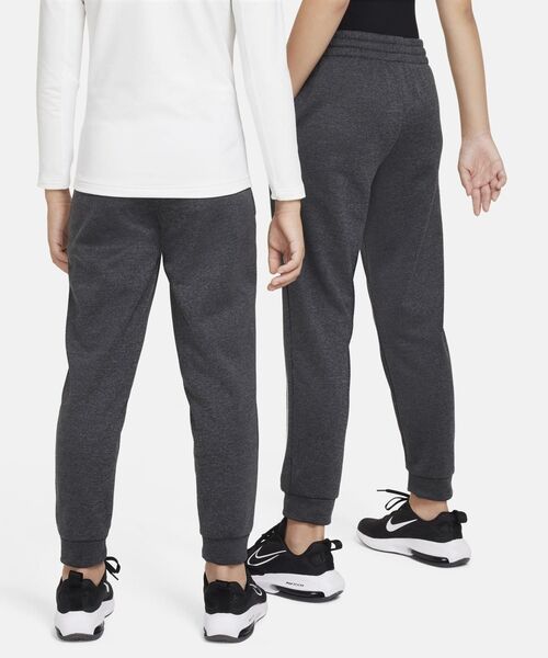 NIKE(ナイキ)の「ナイキ マルチ+ ジュニア Therma-FIT トレーニングジョガー / Nike Multi+Big Kids' Therma-FIT Training Joggers<130-170cm 展開>(スウェットパンツ・キッズ・ブラック/グレー系その他・150/140/160/130/170)」の3枚目の写真
