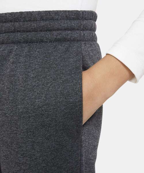 NIKE(ナイキ)の「ナイキ マルチ+ ジュニア Therma-FIT トレーニングジョガー / Nike Multi+Big Kids' Therma-FIT Training Joggers<130-170cm 展開>(スウェットパンツ・キッズ・ブラック/グレー系その他・150/140/160/130/170)」の5枚目の写真