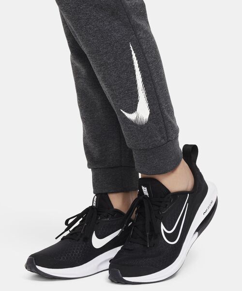 NIKE(ナイキ)の「ナイキ マルチ+ ジュニア Therma-FIT トレーニングジョガー / Nike Multi+Big Kids' Therma-FIT Training Joggers<130-170cm 展開>(スウェットパンツ・キッズ・ブラック/グレー系その他・150/140/160/130/170)」の6枚目の写真