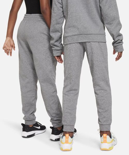 NIKE(ナイキ)の「ナイキ マルチ+ ジュニア Therma-FIT トレーニングジョガー / Nike Multi+Big Kids' Therma-FIT Training Joggers<130-170cm 展開>(スウェットパンツ・キッズ・ブラック/グレー系その他・150/140/160/130/170)」の9枚目の写真
