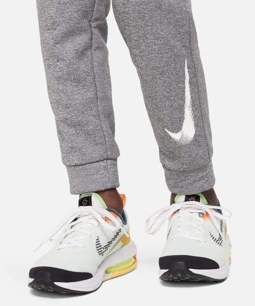 NIKE(ナイキ)の「ナイキ マルチ+ ジュニア Therma-FIT トレーニングジョガー / Nike Multi+Big Kids' Therma-FIT Training Joggers<130-170cm 展開>(スウェットパンツ・キッズ・ブラック/グレー系その他・150/140/160/130/170)」の12枚目の写真
