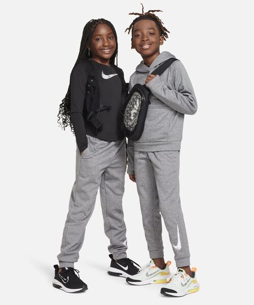 NIKE(ナイキ)の「ナイキ マルチ+ ジュニア Therma-FIT トレーニングジョガー / Nike Multi+Big Kids' Therma-FIT Training Joggers<130-170cm 展開>(スウェットパンツ・キッズ・ブラック/グレー系その他・150/140/160/130/170)」の13枚目の写真