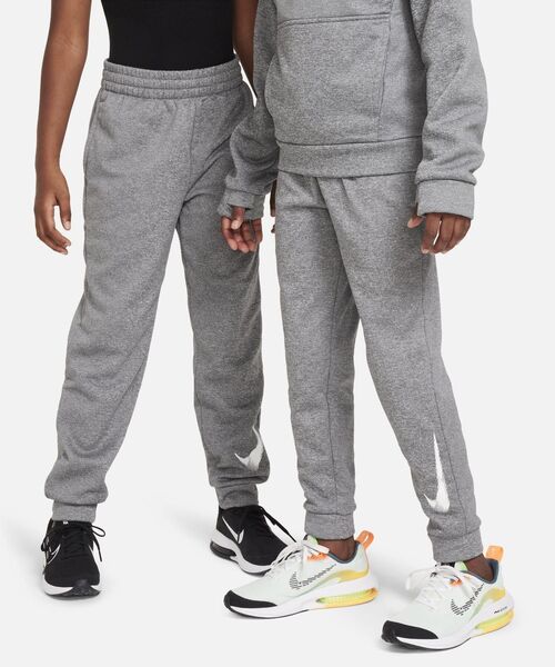 NIKE(ナイキ)の「ナイキ マルチ+ ジュニア Therma-FIT トレーニングジョガー / Nike Multi+Big Kids' Therma-FIT Training Joggers<130-170cm 展開>(スウェットパンツ・キッズ・ブラック/グレー系その他・150/140/160/130/170)」の18枚目の写真