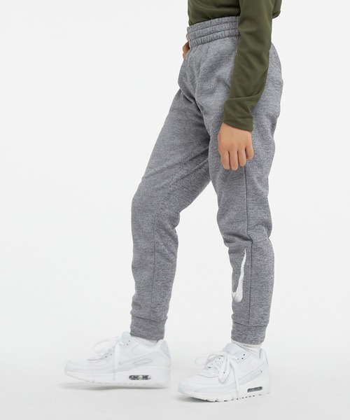 NIKE(ナイキ)の「ナイキ マルチ+ ジュニア Therma-FIT トレーニングジョガー / Nike Multi+Big Kids' Therma-FIT Training Joggers<130-170cm 展開>(スウェットパンツ・キッズ・ブラック/グレー系その他・150/140/160/130/170)」の15枚目の写真