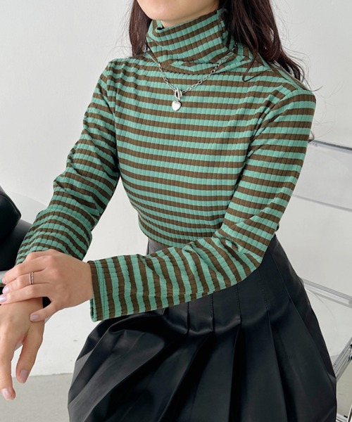 CLEA(クレア)の「カラーボーダーハイネックトップス(Tシャツ/カットソー・レディース・グリーン/ブラック/レッド/ブラウン/オレンジ・FREE)」の4枚目の写真