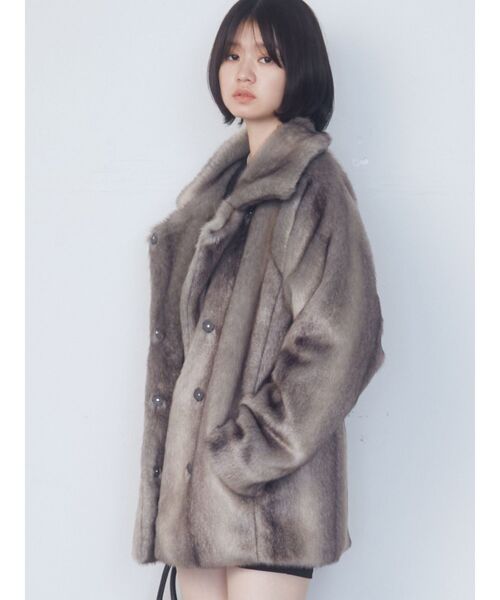 EMODA(エモダ)の「ミディーフェイクファーコート(その他アウター・レディース・ブラウン/グレー/ベージュ・FREE)」の8枚目の写真