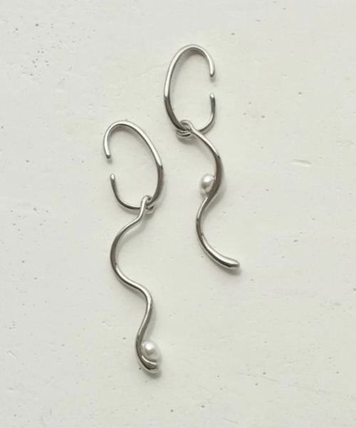 GOLDY(ゴールディ)の「【GOLDY】スウィング パール ウェービー イヤーカフ / 2230702 ※(イヤーカフ・レディース・ゴールド系その他2/シルバー/ゴールド/シルバー系その他・FREE)」の2枚目の写真