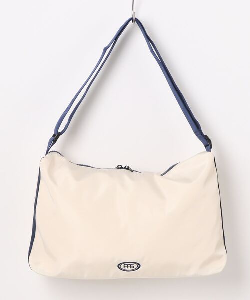 ALTROSE(アルトローズ)の「ALTROSE / トラックショルダー / #970327(ショルダーバッグ・レディース・アイボリー/ネイビー/ブラック・ONESIZE)」の2枚目の写真
