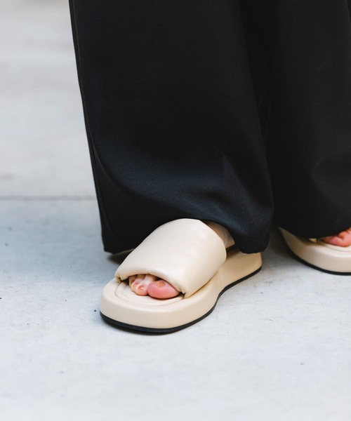 RODE SKO（ロデスコ）の「プラットフォームパフサンダル（サンダル・レディース・アイボリー/ブラック・38/37）」の4枚目の写真