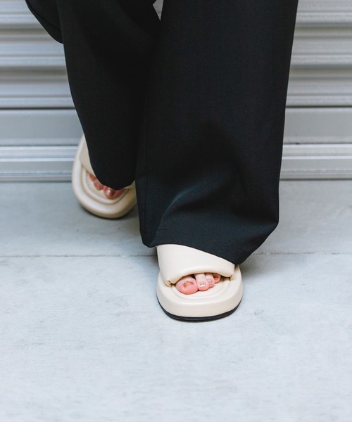 RODE SKO（ロデスコ）の「プラットフォームパフサンダル（サンダル・レディース・アイボリー/ブラック・38/37）」の5枚目の写真