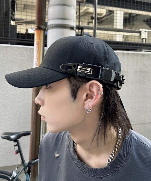 Chikashitsu +（チカシツプラス）の「ストリートファッション Chikashitsu + チカシツプラス side belt design cap サイドベルト デザインキャップ ボールキャップ 帽子 テック系ファッション 韓国ファッション 韓国ストリート（キャップ・メンズ・ブラック・ONE SIZE）」の6枚目の写真