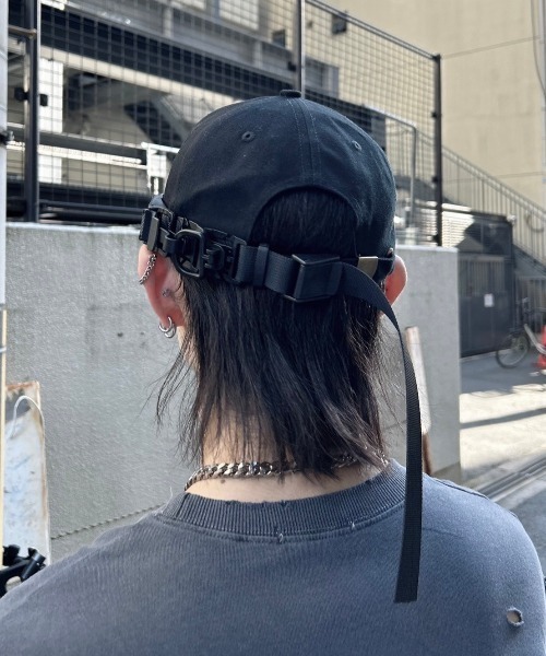 Chikashitsu +（チカシツプラス）の「ストリートファッション Chikashitsu + チカシツプラス side belt design cap サイドベルト デザインキャップ ボールキャップ 帽子 テック系ファッション 韓国ファッション 韓国ストリート（キャップ・メンズ・ブラック・ONE SIZE）」の7枚目の写真