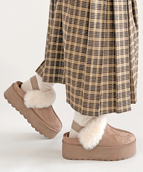 Shoes in Closet（シューズインクローゼット）の「【新色追加】軽量厚底 かかとバンド付 ボア ムートンサンダル 6824（スリッポン・レディース・ブラック/ブラウン系その他/ライトベージュ/キャメル・LL/S/M/L）」の3枚目の写真