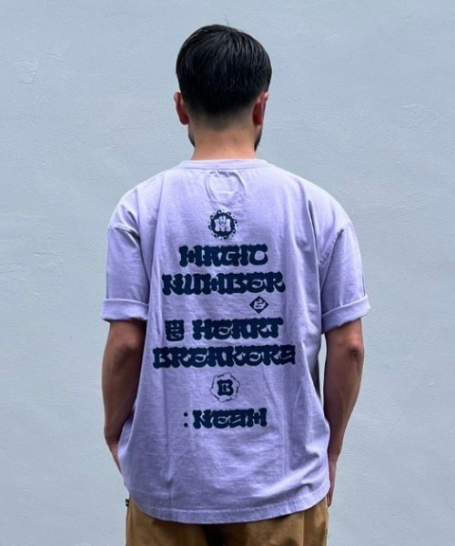 MAGIC NUMBER（マジック ナンバー）の「【MAGIC NUMBER】MAGIC NUMBER×BEDWIN & THE HEARTBREAKERS NESM ORIENTAL BUBBLE FONT S/S T-SHIRT（Tシャツ/カットソー・メンズ・ホワイト/パープル・MEDIUM/LARGE/X-LARGE）」の16枚目の写真