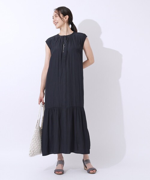 セール】柔らかで上品な光沢感 バンドカラー ティアードワンピース